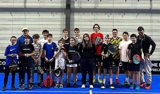 Groupe de jeunes joueurs de l'école de padel Mucho Academy à Padel Touch
