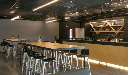 Le bar et l'espace détente de 170 m² du club house Padel Touch