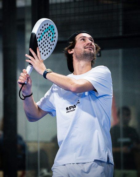 Joueur au smash lors d'une séance de padel encadrée