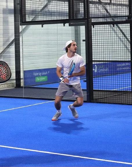 Joueur en tournoi sur un terrain de padel de Padel Touch